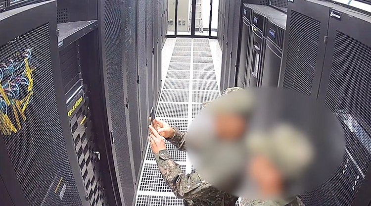 국회 행정안전위원회는 지난 2024년 12월 3일 계엄령 선포 당시 선거관리위원회에 투입된 계엄군이 선관위 시스템 서버를 촬영하는 장면이 담긴 CCTV를 지난 2024년 12월 6일 공개했다. /뉴시스