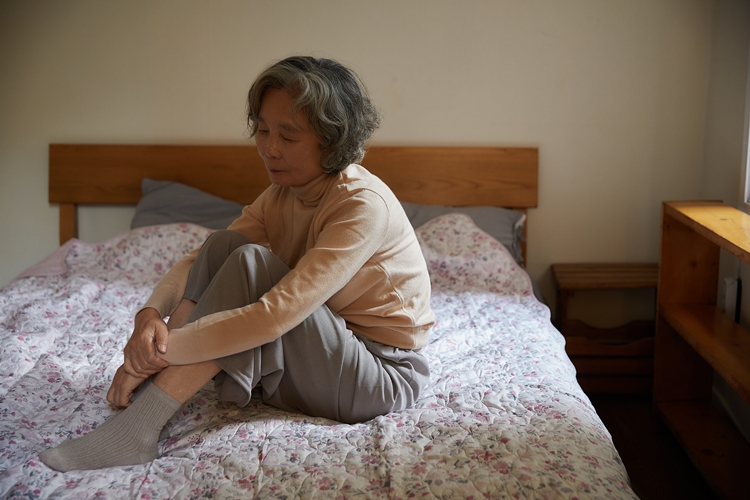 고독사 예방을 위한 지역사회 민간 인력 '이웃연결단'을 위한 활동 가이드 '고독사 예방을 위한 이웃연결단 활동 매뉴얼'이 제작‧배포됐다. / 게티이미지뱅크