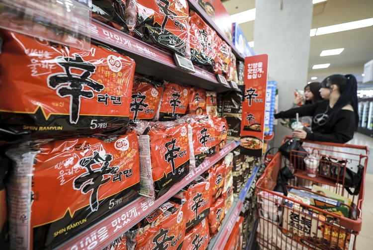 농심은 56개 라면과 17개 스낵 브랜드 출가를 평균 7.2% 인상한다고 밝혔다. / 뉴시스