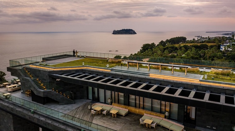 소비자들은 JW 메리어트 제주 리조트가 최고의 호텔·리조트인 것을 인정하면서도 포인트 숙박 요금이 10만 포인트 이상으로 인상된 점에 대해서는 비판적인 의견이 지배적이다. / JW 메리어트 제주 리조트&스파