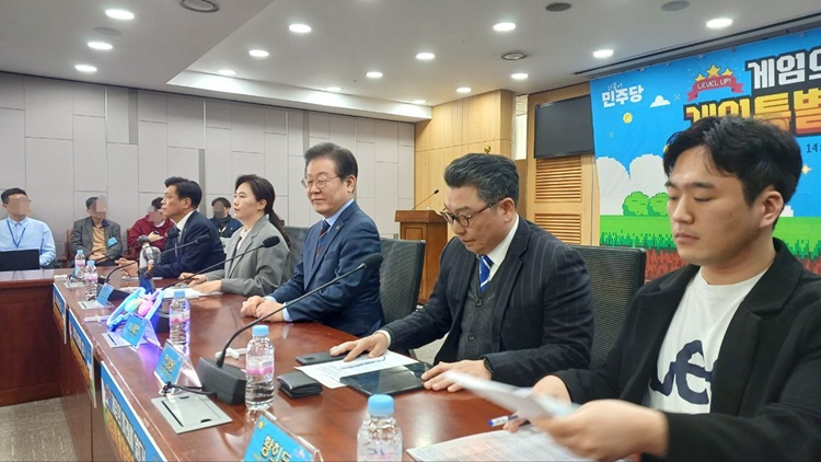 7일 민주당 게임특별위원회는 국회의원회관에서 출범식을 열고 게임산업 진흥 계획을 담은 ‘플랜 G.A.M.E’를 발표했다. 사진은 (왼쪽부터) 조승래 민주당 의원, 강유정 민주당 의원, 이재명 민주당 대표, 한승용 CSO, 황희두 전 스타크래프트 프로게이머 등이 출범식에 참석한 모습. / 조윤찬 기자