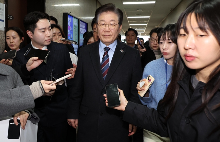 이재명 더불어민주당 대표가 7일 오후 서울 여의도 국회에서 '윤석열 대통령 구속 취소' 인용 관련 대책회의를 마치고 긴급 의원총회 장소로 이동하고 있다. / 뉴시스