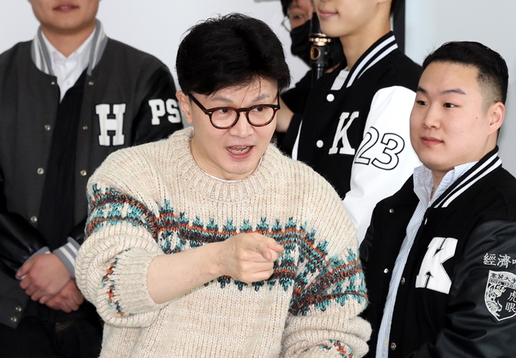 한동훈 전 국민의힘 대표가 지난 6일 오후 서울 서대문구 신촌의 한 모임공간에서 열린 '2025 대학생시국포럼-제1차 백문백답 토론회'에 참석하고 있다. / 뉴시스