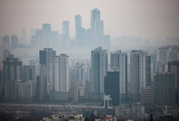 지난 2월을 기준으로 한국의 월세 계약이 전세보다 약 7만가구 이상 더 많아 60%의 비율을 넘긴 가운데 주택 임차 의향 가구 중 80.5%는 임차 형태로 ‘전세’를 희망하는 것으로 나타났다. 사진은 대한민국의 아파트 전경./ 뉴시스