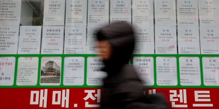 사진은 서울 시내 한 공인중개사무소에 아파트 거래정보가 게시돼 있는 모습./ 뉴시스