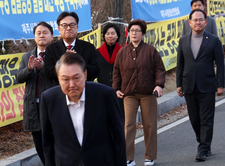 김주현(왼쪽부터) 민정수석, 정진석 대통령비서실장, 국민의힘 서명옥, 강선영, 임종득 의원 등이 지난 8일 오후 경기 의왕시 서울구치소 앞에서 지지자들에게 인사하는 윤석열 대통령의 모습을 지켜보고 있다. / 뉴시스