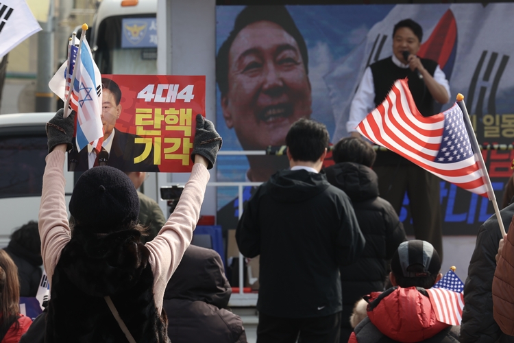 윤석열 대통령 석방 사흘째인 10일 오후 서울 용산구 한남동 관저 앞에서 윤 대통령 지지자들이 ‘좌파 시위대 침입 방지 및 대통령 복귀 기원 집회‘를 열고 있다 / 뉴시스