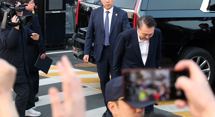 석방된 윤석열 대통령이 8일 오후 경기 의왕시 서울구치소 앞에서 지지자들에게 인사하고 있다. /뉴시스