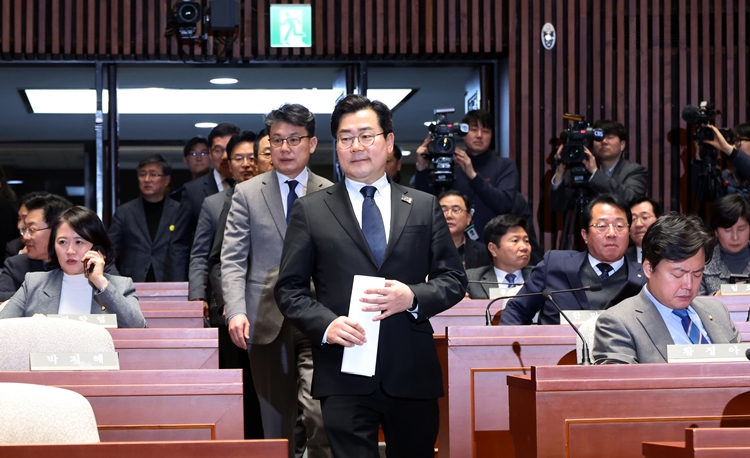 박찬대 더불어민주당 원내대표 등 원내지도부가 10일 오후 국회에서 열린 비상의원총회에 참석하고 있다. / 뉴시스