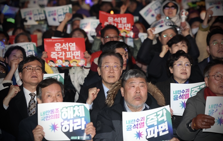 이재명 더불어민주당 대표가 9일 오후 서울 종로구 경복궁역 4번출구 인근에서 열린 ‘윤석열즉각퇴진·사회대개혁 비상행동 탄핵 촉구 집회‘에서 구호를 외치고 있다. / 뉴시스