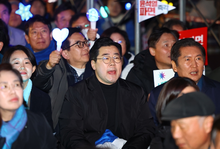 더불어민주당이 11일부터 헌법재판소의 윤석열 대통령 탄핵 심판 선고가 나올 때까지 광화문에서 천막을 설치하고 ‘윤 대통령 파면 촉구’에 나선다. 사진은 박찬대 원내대표가 지난 10일 오후 서울 종로구 경복궁 앞에서 열린 윤석열즉각퇴진·사회대개혁 비상행동 주최 윤석열 대통령 탄핵 촉구 집회에 참석해 구호를 외치고 있는 모습. / 뉴시스