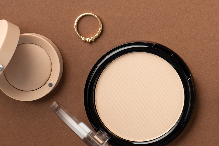 한국소비자연맹은 1만원 미만의 파우더‧팩트‧에어쿠션 14개 제품을 대상으로 평가를 진행한 결과, 대부분 제품이 안전성 및 품질 측면에서 기준에 적합했다고 밝혔다. / 게티이미지뱅크