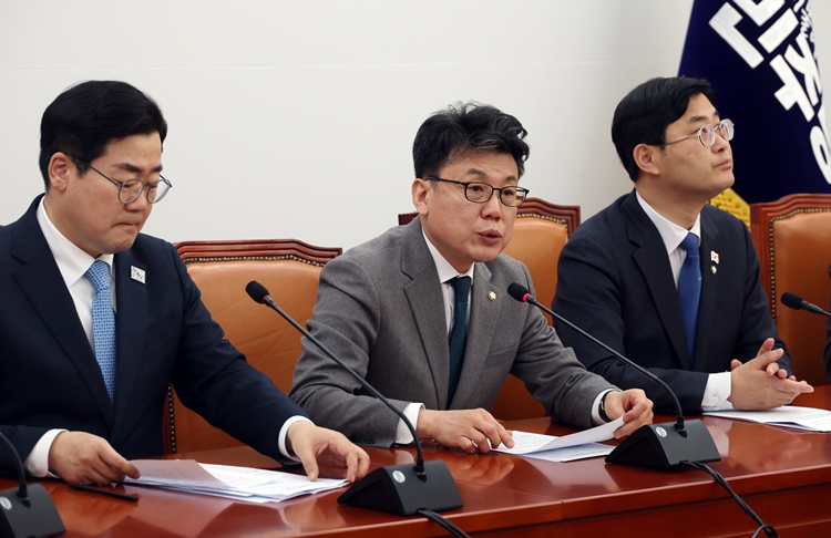 진성준 더불어민주당 정책위의장이 11일 국회에서 열린 원내대책회의에서 발언하고 있다. / 뉴시스