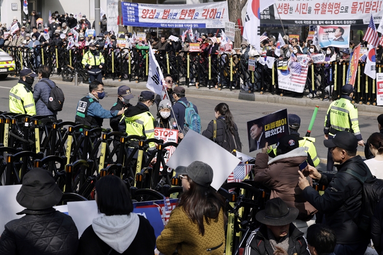 11일 서울 종로구 헌법재판소 앞에서 윤석열 대통령 지지자들이 탄핵 각하를 촉구하고 있다. / 뉴시스