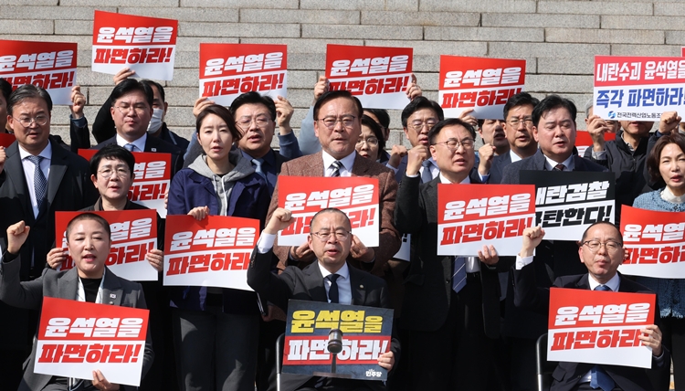 전진숙(왼쪽부터), 박홍배, 김문수 더불어민주당 의원이 11일 오후 서울 여의도 국회 본청 계단 앞에서 헌법재판소의 윤석열 대통령에 대한 조기 파면 결정을 촉구하며 삭발을 하고 구호를 외치고 있다. / 뉴시스