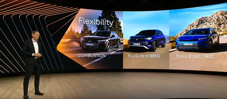 올리버 블루메 폭스바겐그룹 CEO(사진)가 독일 현지시각 11일 지난해 그룹 실적 및 그룹 전체의 방향성에 대해 발표했다. 폭스바겐그룹은 전 세계 시장을 공략하기 위해 내연기관과 플러그인 하이브리드, 전기차 부문에 동시에 투자를 지속할 계획이다. / 폭스바겐그룹