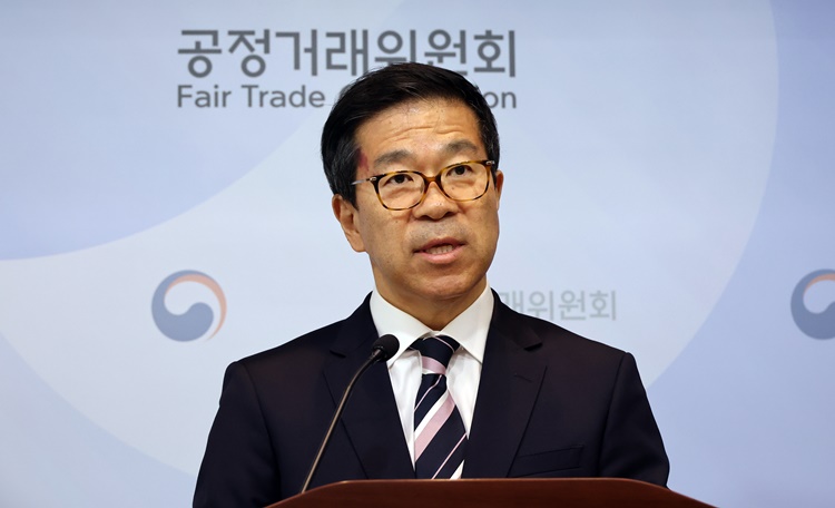 12일 공정거래위원회는 통신3사가 2015년 11월부터 2022년 9월까지 번호이동 순증감 건수가 특정 사업자에게 편중되지 않도록 상호 조정하기로 합의하고 실행했다며 잠정 과징금 1,140억원을 부과한다고 밝혔다. 사진은 문재호 공정거래위원회 카르텔조사국장이 12일 세종시 정부세종청사에서 통신3사 대상 과징금 제재를 발표하는 모습. / 뉴시스