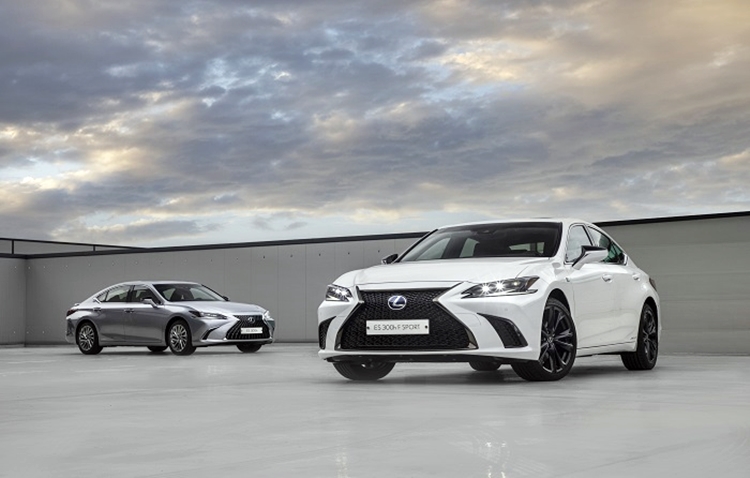 렉서스는 연비가 뛰어난 HEV 파워트레인이 소비자들 사이에서 호평을 받고 있다. 사진은 렉서스 ES300h. / 한국토요타자동차