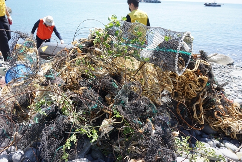 해양쓰레기의 증가는 지역 사회 경제에 치명적으로 작용할 수 있다. 해양 관광객 감소, 수산업 부진으로 인한 어획량 감소를 유발할 수 있어서다. 특히 3면이 바다로 이뤄진 우리나라의 경우 어업 인구 감소, 해안 지역 사회 침체는 국가 경제 전체에 심각한 악영향을 가져올 수 있다./ 시사위크DB