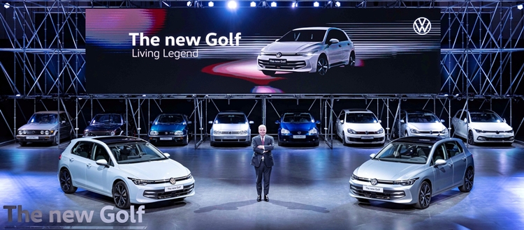 틸 셰어 폭스바겐그룹코리아 대표이사 사장이 골프 1~8세대 모델 및 8세대 골프 페이스리프트 모델과 함께 기념사진을 촬영한 모습. / 폭스바겐코리아