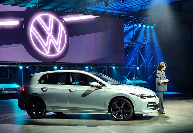 폭스바겐 8세대 골프 페이스리프트 모델의 전면부 엠블럼은 빛이 점등돼 야간에 시인성이 뛰어날 것으로 보인다. / 영종도=제갈민 기자