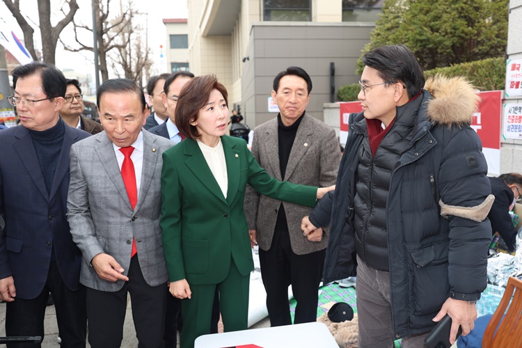 나경원 의원 등 국민의힘 의원들이 지난 12일 오전 서울 종로구 헌법재판소 앞에서 대통령 탄핵각하 릴레이 시위중인 윤상현 의원을 격려하고 있다.  /뉴시스