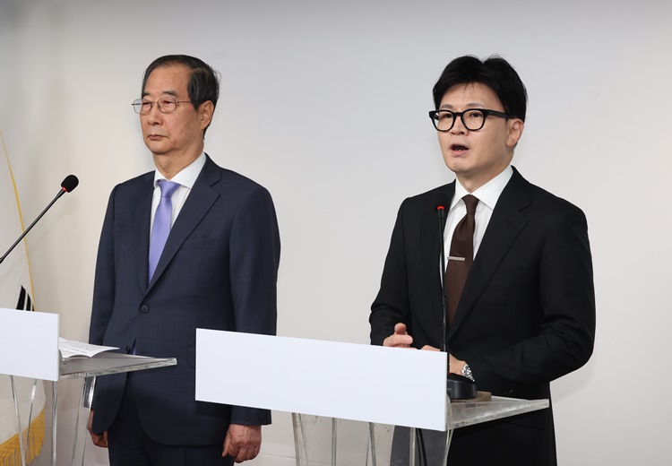 한동훈 국민의힘 대표와 한덕수 국무총리가 지난 2024년 12월 8일 서울 여의도 국민의힘 당사에서 대국민 공동 담화를 하고 있다. /뉴시스