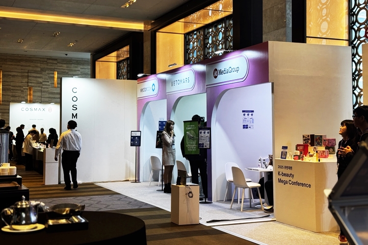 14일 컨퍼런스가 진행된 홀 외부에는 국내 중소 화장품 브랜드들이 일본 시장 진출과 관련해 상담을 진행할 수 있는 공간도 마련됐다. / 사진=연미선 기자