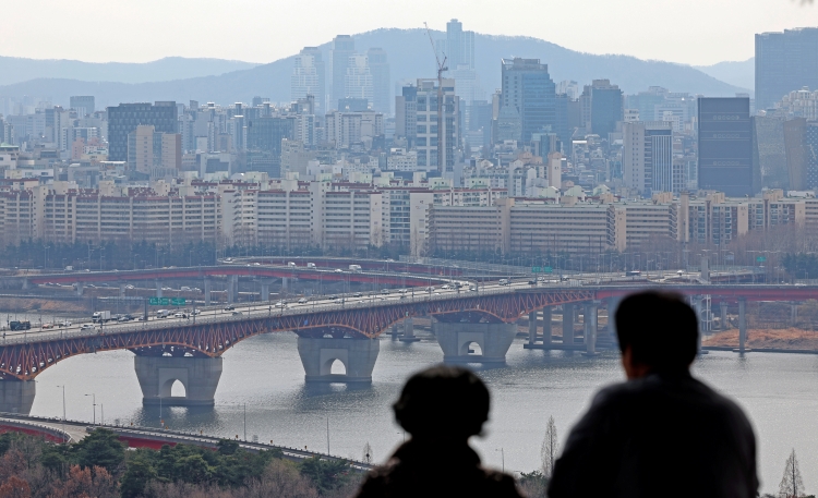 17일 KB금융지주 경영연구소가 발표한 ‘2025 KB 부동산 보고서’에 따르면, 부동산전문가의 62%, 공인중개사가 79%가 올해 전국 주택 매매가격이 하락할 것으로 전망했다. 반면 수도권 주택 매매와 관련해선 전문가의 54%는 상승, 공인중개사의 56%는 하락할 것으로 예측해 의견이 갈렸다. 사진은 대한민국의 아파트 전경./ 뉴시스