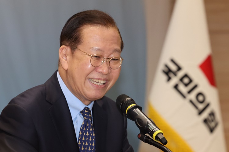 권영세 국민의힘 비상대책위원장이 17일 오후 서울 여의도 국회 의원회관에서 열린 2025 전국 시·도당 및 당원협의회 주요당직자 연수에서 인사말을 하고 있다.  /뉴시스