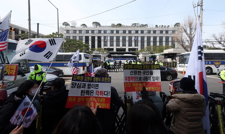 윤석열 대통령의 탄핵 심판 선고를 앞둔 17일 서울 종로구 헌법재판소 모습. /뉴시스