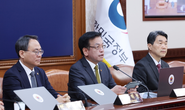 최상목 대통령 권한대행 부총리 겸 기획재정부 장관이 18일 정부서울청사에서 열린 국무회의에서 발언하고 있다. / 뉴시스