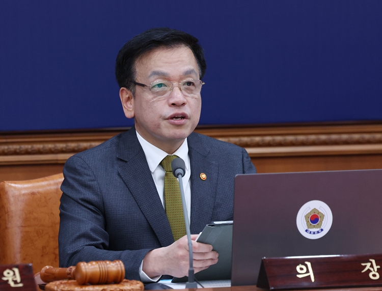 최상목 대통령 권한대행 부총리 겸 기획재정부 장관이 18일 정부서울청사에서 열린 국무회의를 주재하고 있다. / 뉴시스