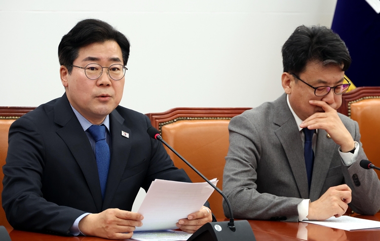 박찬대 더불어민주당 원내대표가 18일 오전 서울 여의도 국회에서 열린 원내대책회의에서 발언을 하고 있다. / 뉴시스