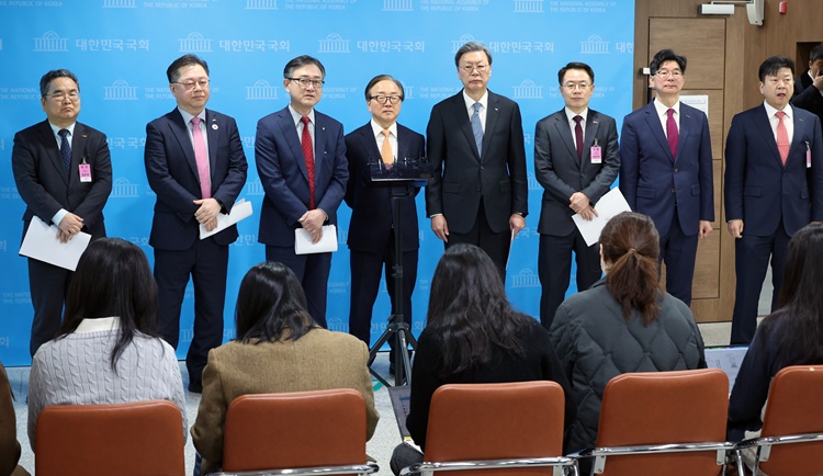 박일준(왼쪽 두 번째) 대한상공회의소 상근부회장과 이동근(왼쪽 네 번째) 한국경영자총협회 상근부회장을 비롯한 경제8단체 대표자들이 19일 오전 서울 여의도 국회 소통관에서 기업 이사의 충실 의무 대상을 주주로 확대하는 내용을 골자로 하는 상법 개정안에 대한 재의 요구권 행사를 촉구하는 성명을 발표한 뒤 취재진 질문에 답하고 있다.  /뉴시스