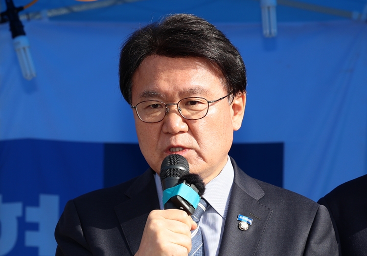 조국혁신당은 19일 우원식 국회의장에게 최상목 대통령 권한대행 부총리 겸 기획재정부 장관에 대한 탄핵소추안을 직권으로 상정해줄 것을 요청했다. 사진은 황운하 원내대표가 지난 13일 오전 서울 종로구 광화문 조국혁신당 천막에서 열린 최고위원회의에 참석해 발언을 하고 있는 모습. / 뉴시스