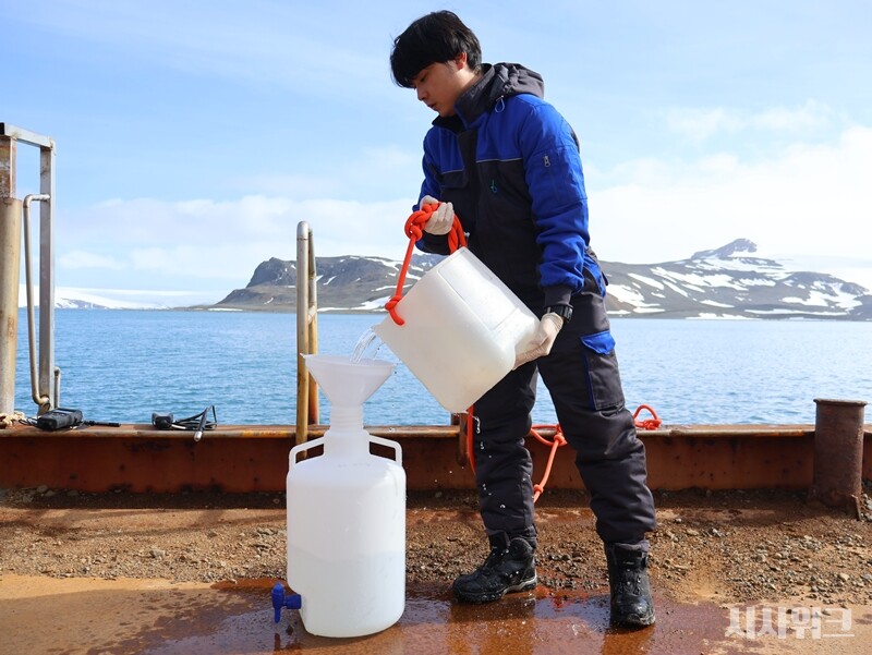 김종훈 대원은 매일 아침 ‘부두 앞 환경 변화 모니터링 업무’를 위해 부두 앞에서 해수를 채취한다. 그 다음 CTD, YSI 염분 측정기 등을 이용해 세종기지 부두 앞의 수온 및 염분을 측정한다. 이를 통해 전 지구적인 기후변화가 남극 생태환경에 미치는 영향을 데이터로 정리한다./ 사진=남극특별취재팀