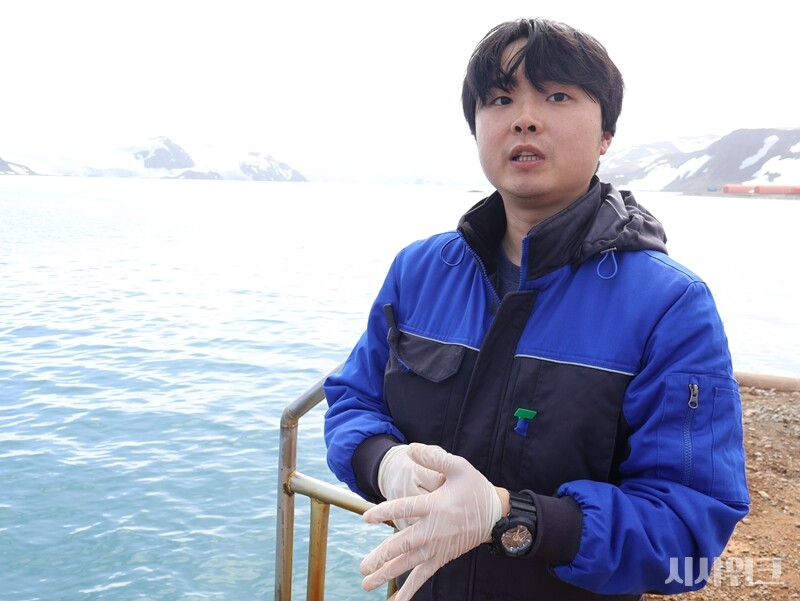 김종훈 대원은 “세종기지에서 연구를 수행하면서 기후변화가 단순한 이론이 아니라 현실임을 몸소 느끼게 된다”며 “과거 기록과 비교해 보면, 해수면 온도가 상승하는 경향을 보여 해양 생태계에서도 변화가 감지된다”고 말했다./ 사진=남극특별취재팀