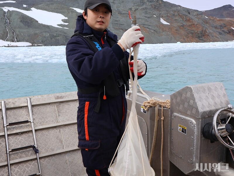 정점 조사는 마리안 소만 주변의 시간별 해수 성분, 수온 변화 등의 변동을 모니터링하는 업무다. 세종기지에서 운용하는 소형선박을 타고 7개의 마리안소만 인근 정점 지역으로 이동한 후, 해수 샘플을 채취하는 방식으로 이뤄진다./ 사진=남극특별취재팀