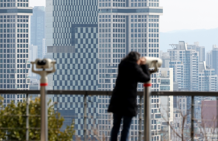 국토교통부와 서울시 등 정부는 19일 서울 정부청사에서 ‘부동산 관계기관 회의’를 개최하고 △강남 △서초 △송파 △용산구 소재 전체 아파트를 오는 24일부터 9월 30일까지 약 6개월간 토지거래허가구역으로 확대 지정한다고 밝혔다. 사진은 대한민국의 아파트 전경./ 뉴시스
