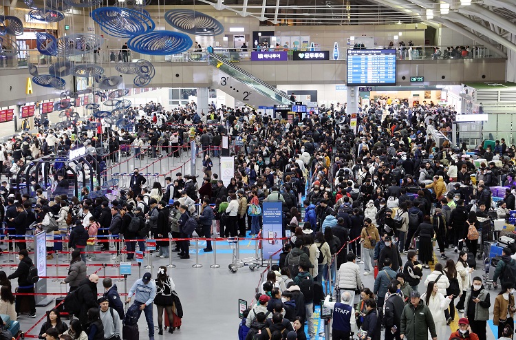 올해도 해외여행객이 역대급을 기록할 것으로 전망된다. 사진은 올해 설 연휴 해외여행을 떠나기 위해 김해국제공항에 몰린 인파. / 뉴시스