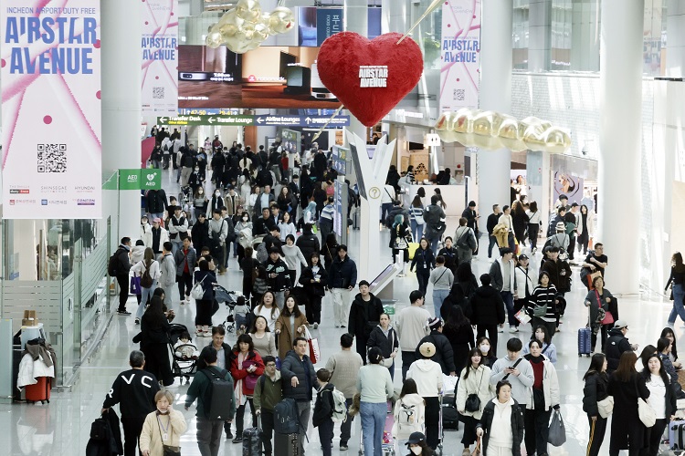 국내 항공사들의 1~2월 여객 수송 실적은 대체로 양호했던 것으로 집계됐다. 사진은 인천국제공항 면세구역. / 뉴시스