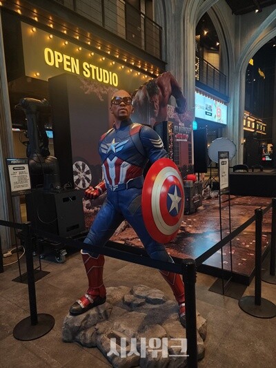 2월 극장가 매출액‧관객 수가 큰 폭으로 감소했다. 사진은 서울의 한 영화관에 설치된 ‘캡틴 아메리카: 브레이브 뉴 월드’ 조형물. / 시사위크 DB