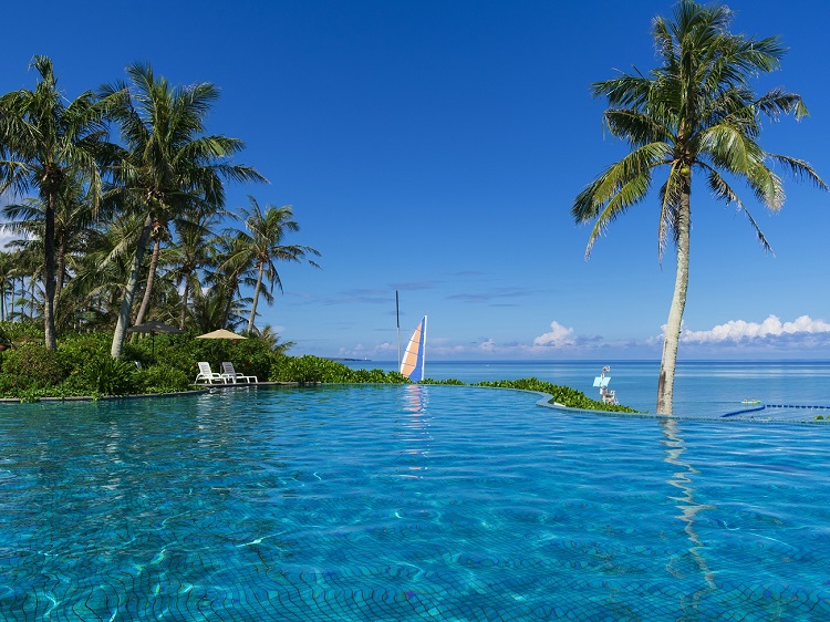 롯데관광개발이 5월 연휴 기간 일본 오키나와와 도야마 전세기 여행 상품을 마련했다. 사진은 오키나와 문비치. / 롯데관광개발