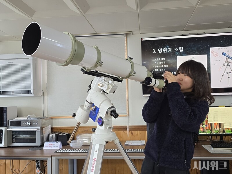 월동연구대 별자리 관측 강의를 진행하는 안승민 대원. 천체 망원경 사용법을 월동대원들에게 알려주고 있는 모습. / 사진=남극특별취재팀