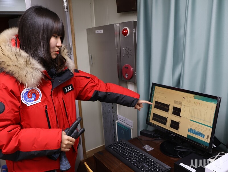 안승민 대원은 대기 관측 장비로 고층대기의 특성과 기후변화 관련 자료를 수집하는 업무를 수행 중이다. 고층대기란 60~1,000km 상공의 영역이다.  지구에서 관측할 수 있는 가장 가까운 우주 영역이다. / 사진=남극특별취재팀