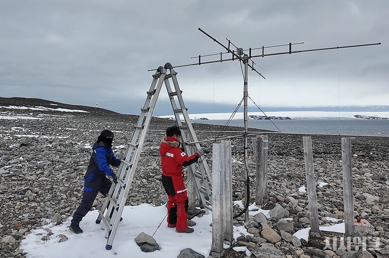 고층대기 연구도 체력적으로 고된 일이다. 매일 같이 고층대기 관측 레이다(RADAR)와 안테나, 통신장비들을 점검해야 하기 때문이다. 사진은 김정한 극지연구소 책임연구원과 유성 레이다 수리 작업을 위해 이동 중인 안승민 대원(우측). / 사진=남극특별취재팀