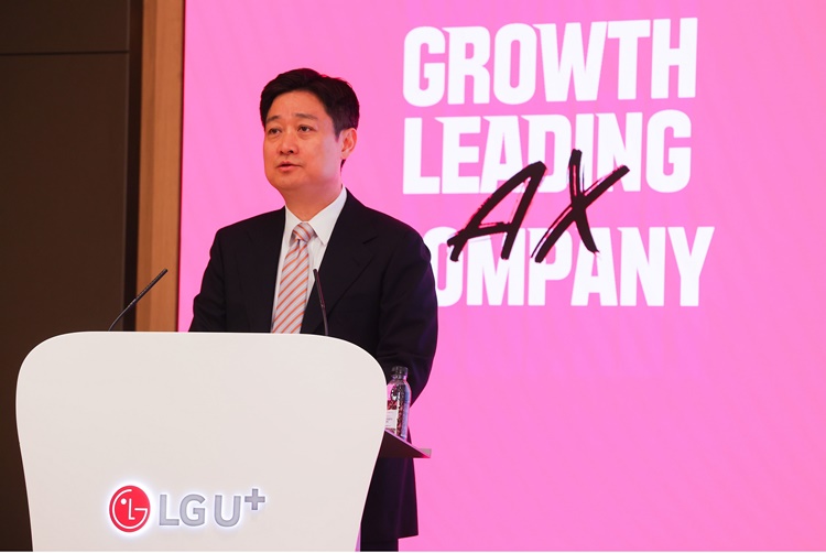 25일 홍범식 LG유플러스 대표(사진)는 서울 용산 사옥에서 열린 정기 주주총회에서 LG유플러스의 AX(AI전환)전략을 설명했다. / LG유플러스