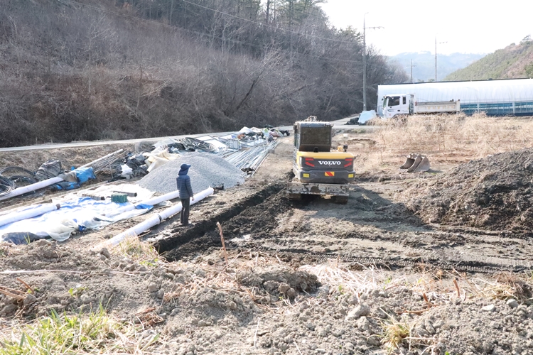 지난 겨울 폭설로 하우스가 무너진 뒤 아직도 복구를 완료하지 못하고 있다. / 청양=박우주