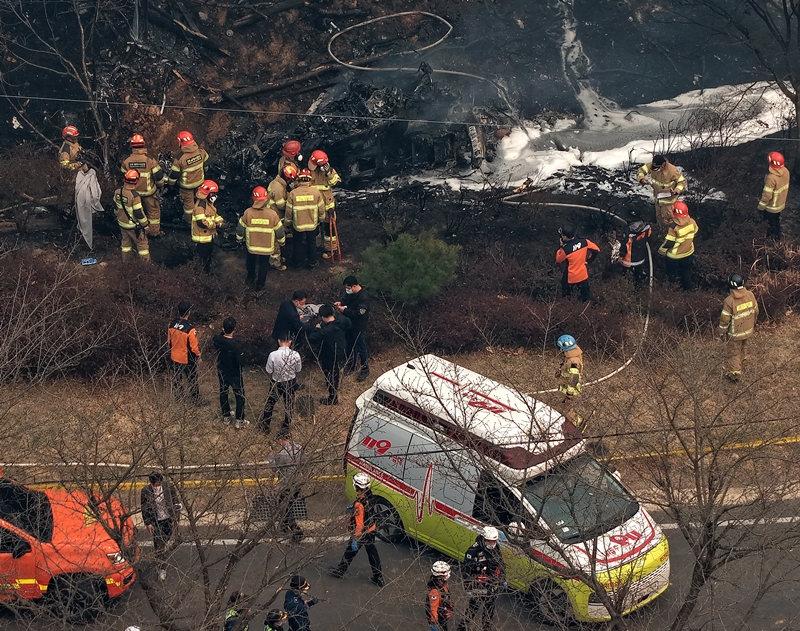 26일 경북 의성 산불 현장에서 진화 헬기 1대가 추락하는 사고까지 발생했다. 산림청 중앙사고수습본부는 낮 12시51분쯤 의성군 신평면 교안리에서 산불 진화 작업을 하던 1대가 추락했다고 밝혔다./ 뉴시스